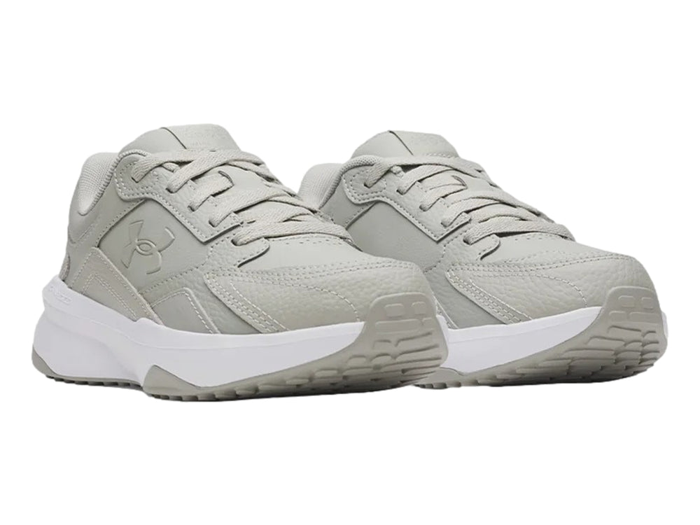 Tenis deportivos Under Armour en color gris con suela blanca.
