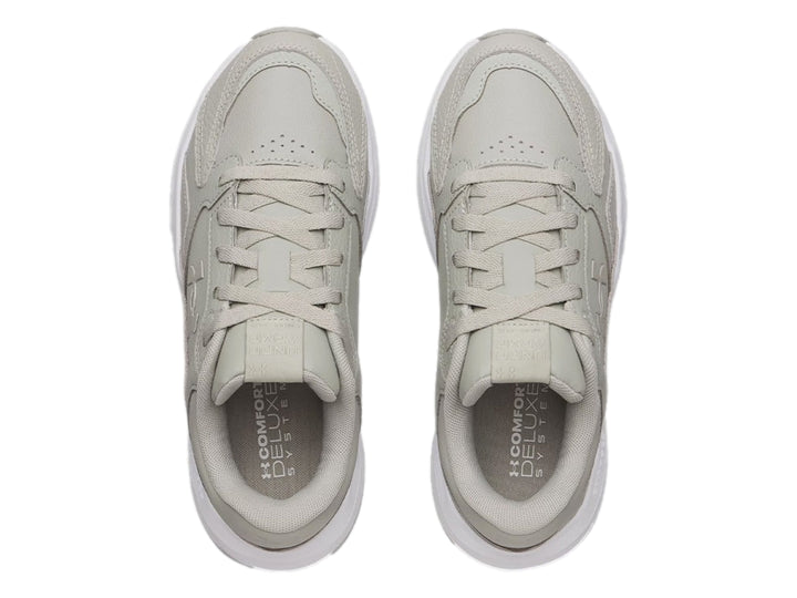 Tenis deportivos Under Armour en color gris con suela blanca.