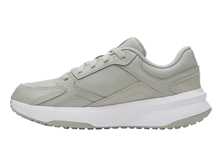 Tenis deportivos Under Armour en color gris con suela blanca.