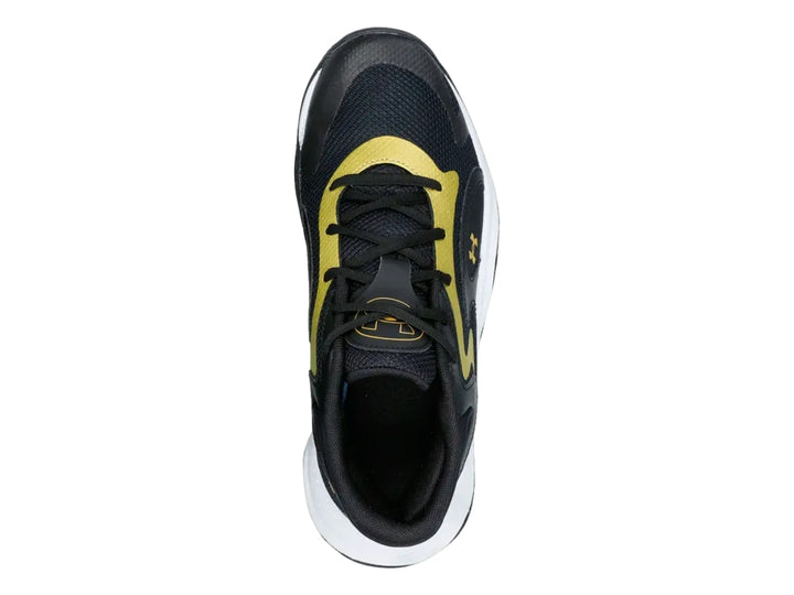 Tenis de baloncesto Under Armour Jet 25 color negro con franja amarilla y suela blanca.
