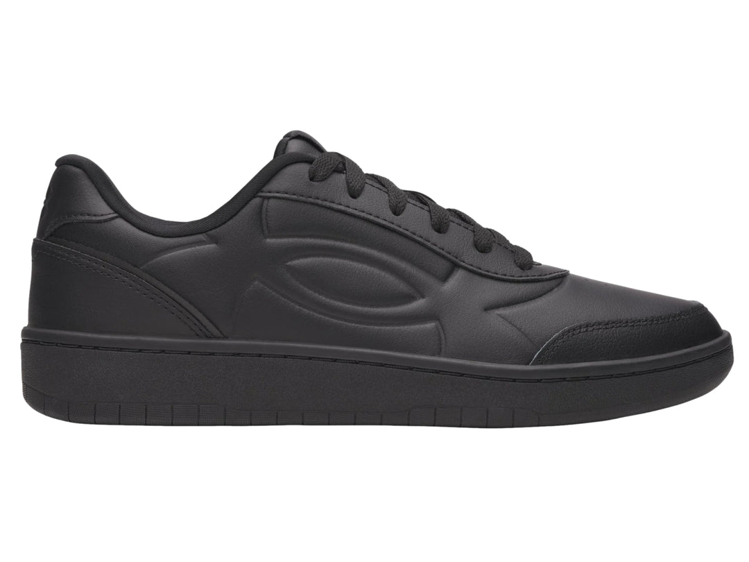 Tenis deportivos Under Armour color negro sólido con suela a juego y acabado mate.