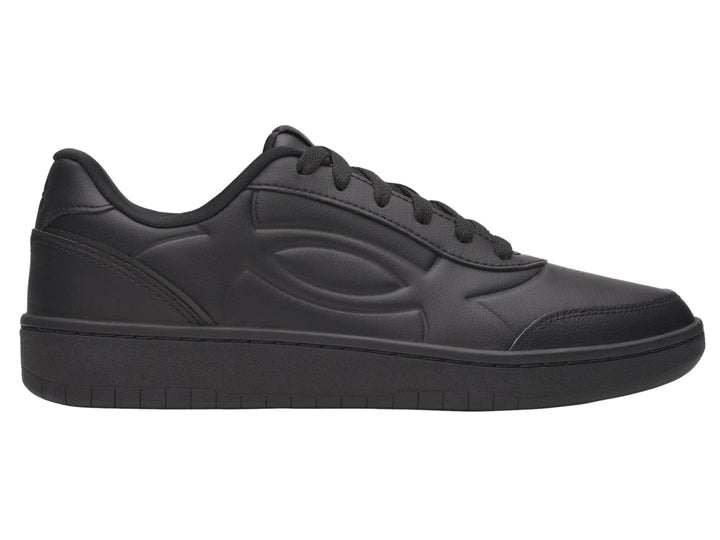 Tenis deportivos Under Armour color negro sólido con suela a juego y acabado mate.