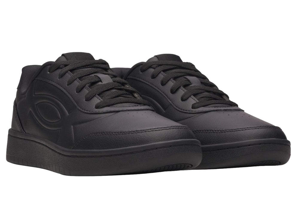 Tenis deportivos Under Armour color negro sólido con suela a juego y acabado mate.