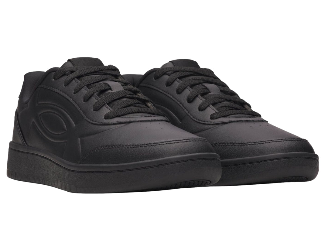 Tenis deportivos Under Armour color negro sólido con suela a juego y acabado mate.