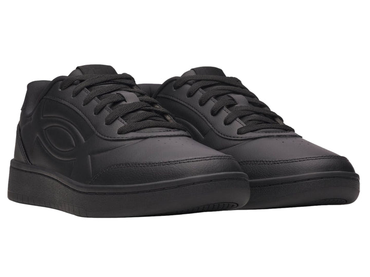 Tenis deportivos Under Armour color negro sólido con suela a juego y acabado mate.