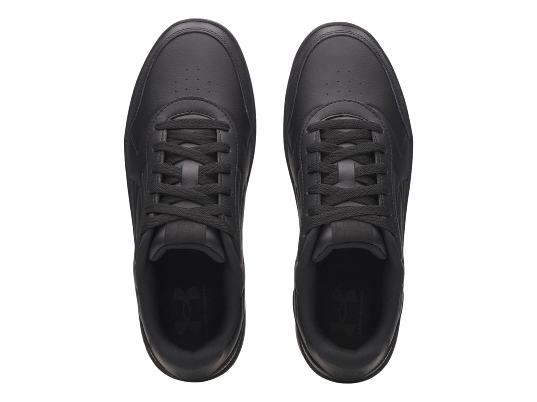 Tenis deportivos Under Armour color negro sólido con suela a juego y acabado mate.
