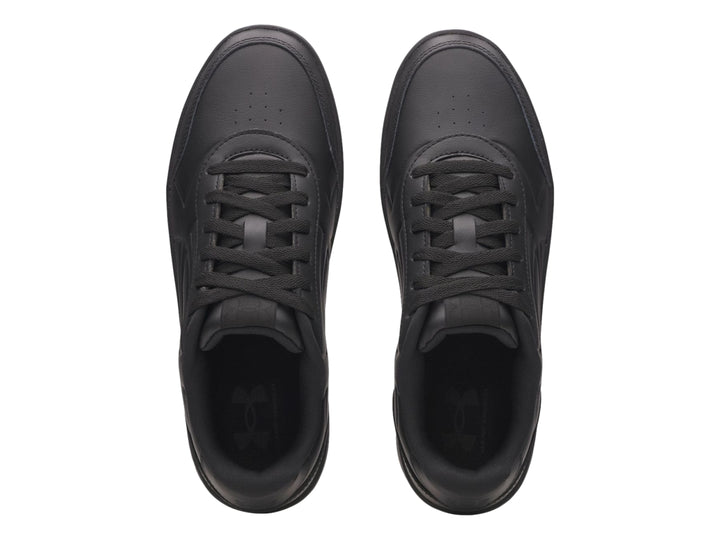 Tenis deportivos Under Armour color negro sólido con suela a juego y acabado mate.