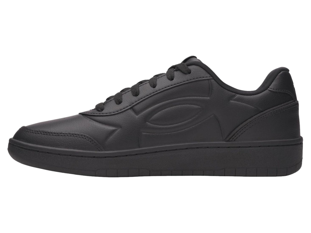 Tenis deportivos Under Armour color negro sólido con suela a juego y acabado mate.
