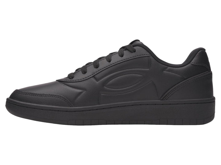 Tenis deportivos Under Armour color negro sólido con suela a juego y acabado mate.
