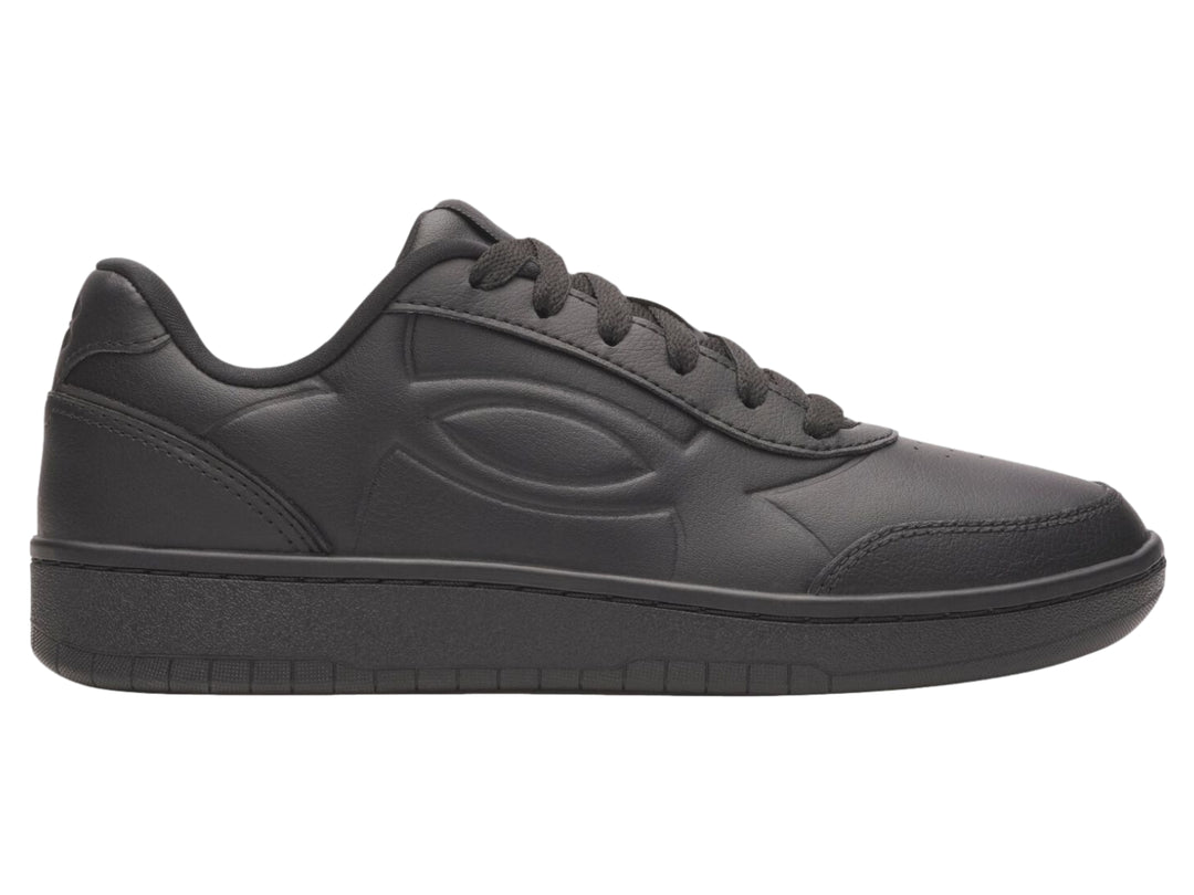 Tenis deportivos Under Armour color negro con acabado mate y suela plana.