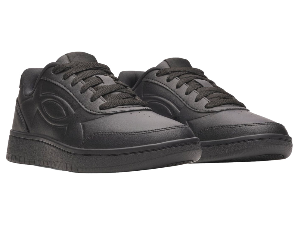 Tenis deportivos Under Armour color negro con acabado mate y suela plana.