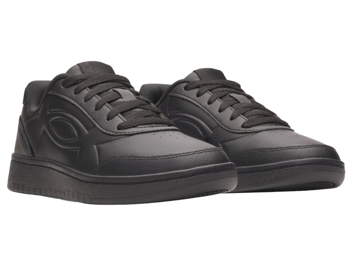 Tenis deportivos Under Armour color negro con acabado mate y suela plana.
