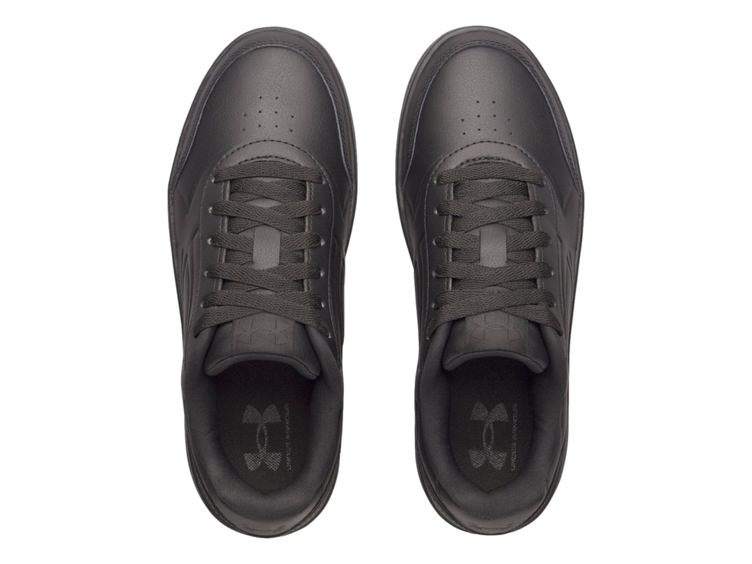 Tenis deportivos Under Armour color negro con acabado mate y suela plana.