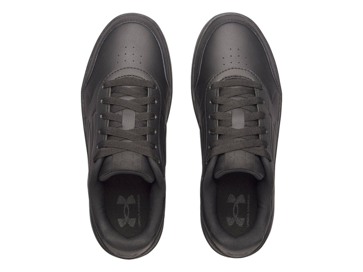 Tenis deportivos Under Armour color negro con acabado mate y suela plana.