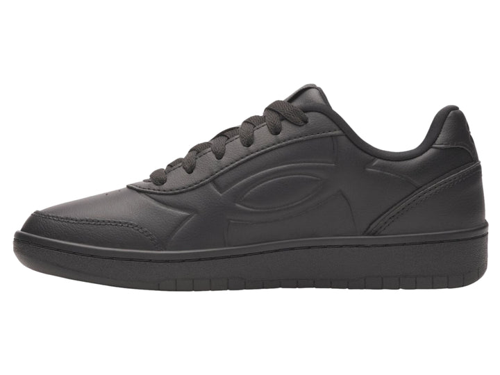 Tenis deportivos Under Armour color negro con acabado mate y suela plana.