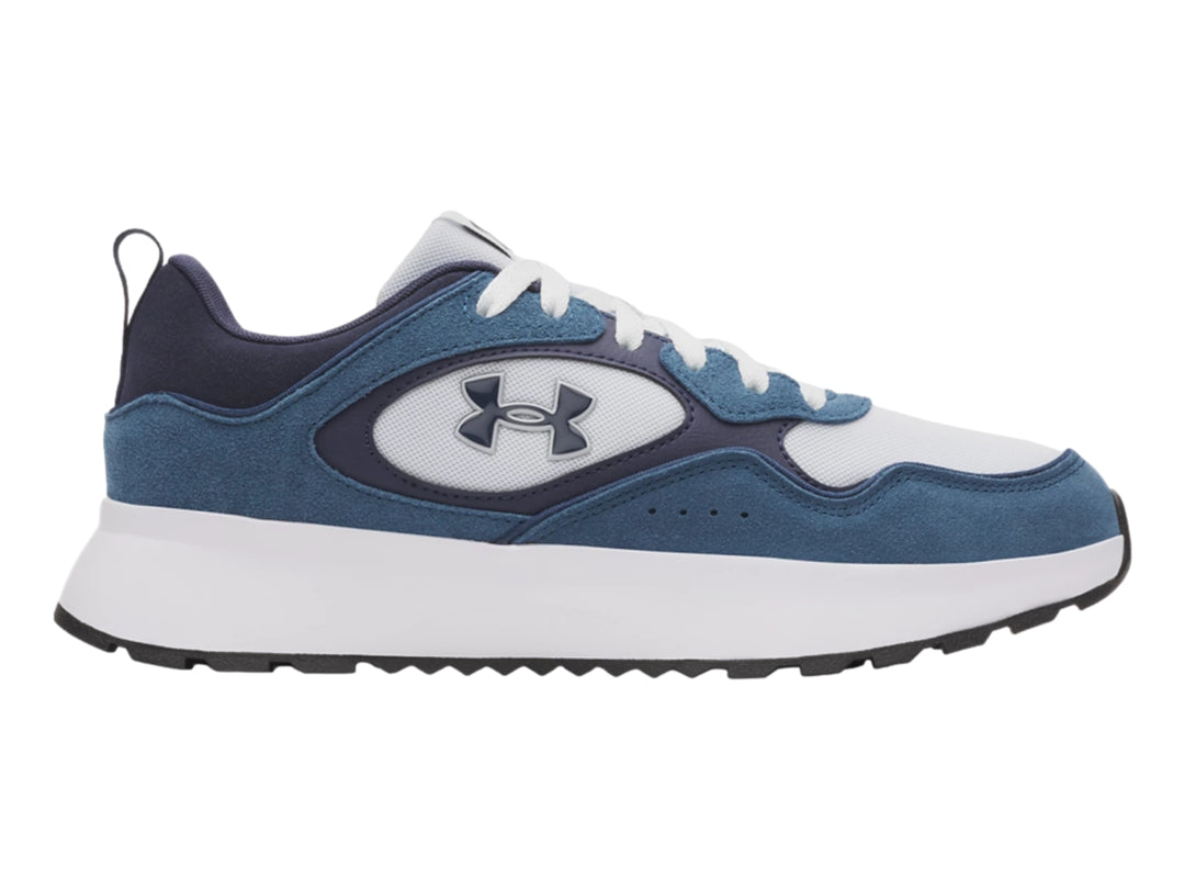 Tenis deportivos Under Armour en tonos azul y blanco con suela blanca y detalles negros.