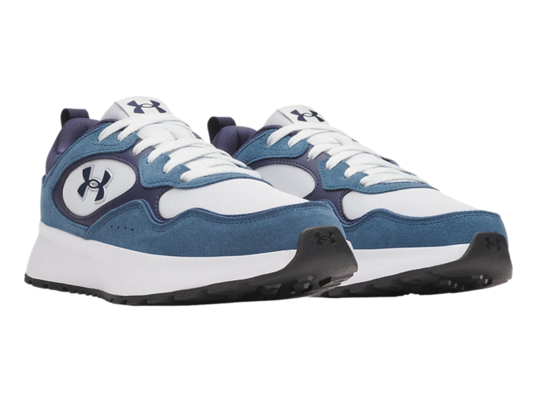 Tenis deportivos Under Armour en tonos azul y blanco con suela blanca y detalles negros.