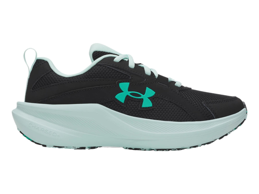 Tenis deportivos Under Armour color negro con suela y logotipo en color verde menta.