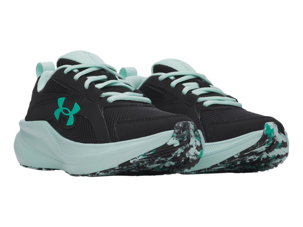 Tenis deportivos Under Armour color negro con suela y logotipo en color verde menta.