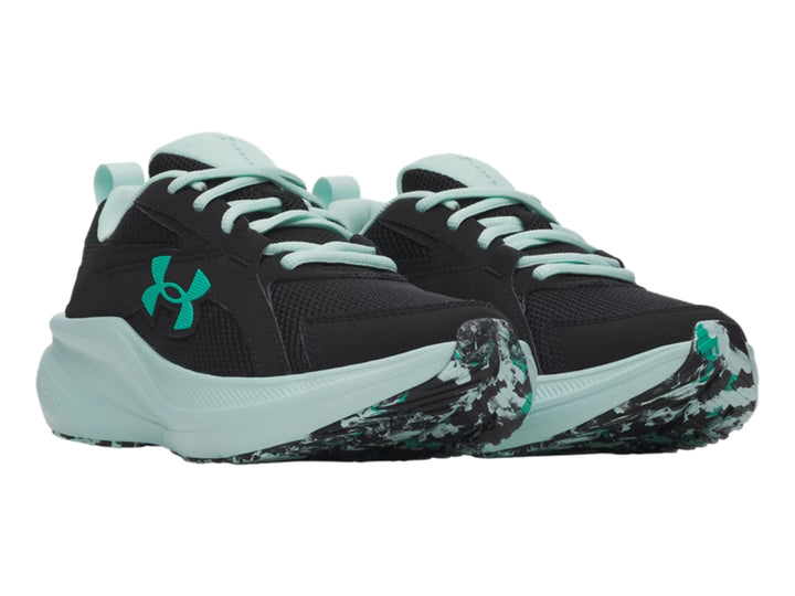 Tenis deportivos Under Armour color negro con suela y logotipo en color verde menta.