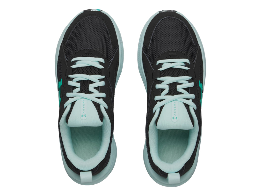 Tenis deportivos Under Armour color negro con suela y logotipo en color verde menta.