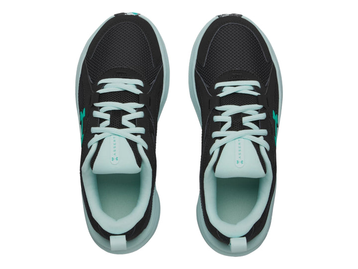 Tenis deportivos Under Armour color negro con suela y logotipo en color verde menta.