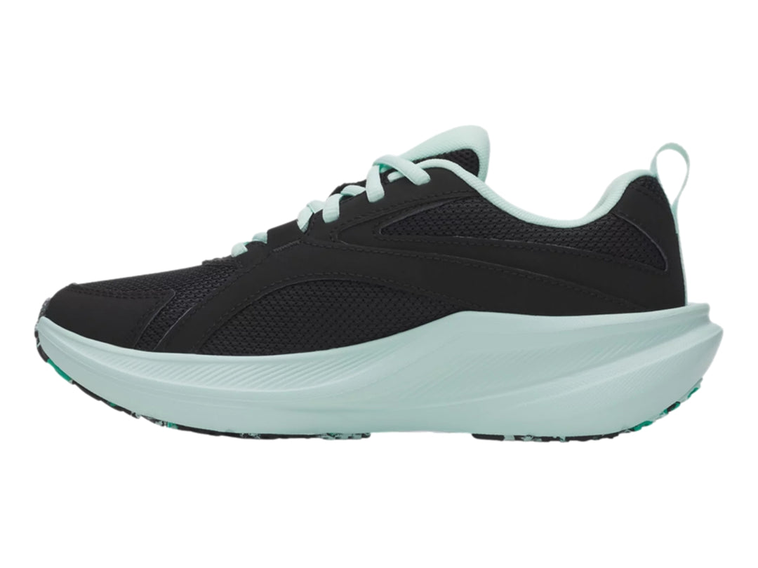 Tenis deportivos Under Armour color negro con suela y logotipo en color verde menta.