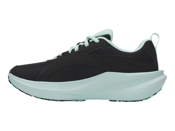 Tenis deportivos Under Armour color negro con suela y logotipo en color verde menta.