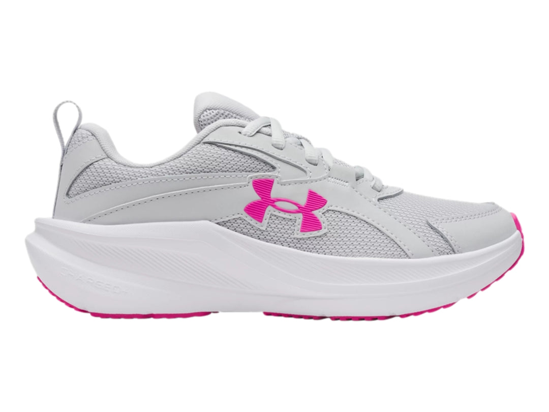 Tenis deportivos Under Armour color gris con suela blanca y detalles en rosa.