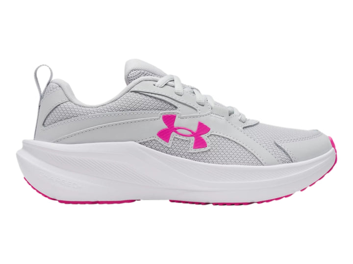 Tenis deportivos Under Armour color gris con suela blanca y detalles en rosa.