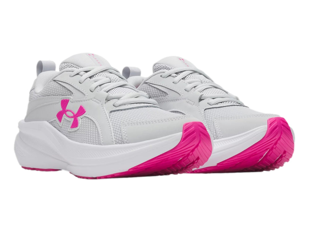 Tenis deportivos Under Armour color gris con suela blanca y detalles en rosa.
