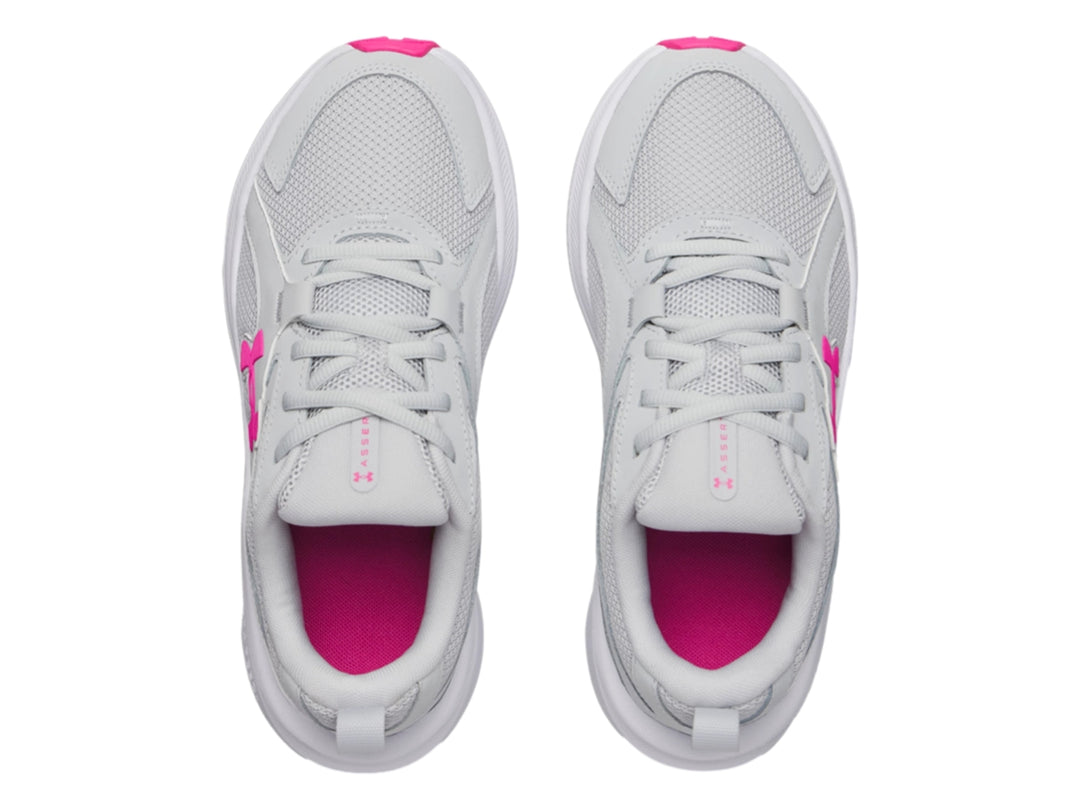 Tenis deportivos Under Armour color gris con suela blanca y detalles en rosa.