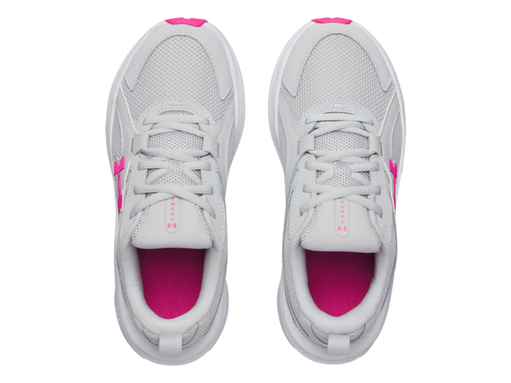 Tenis deportivos Under Armour color gris con suela blanca y detalles en rosa.