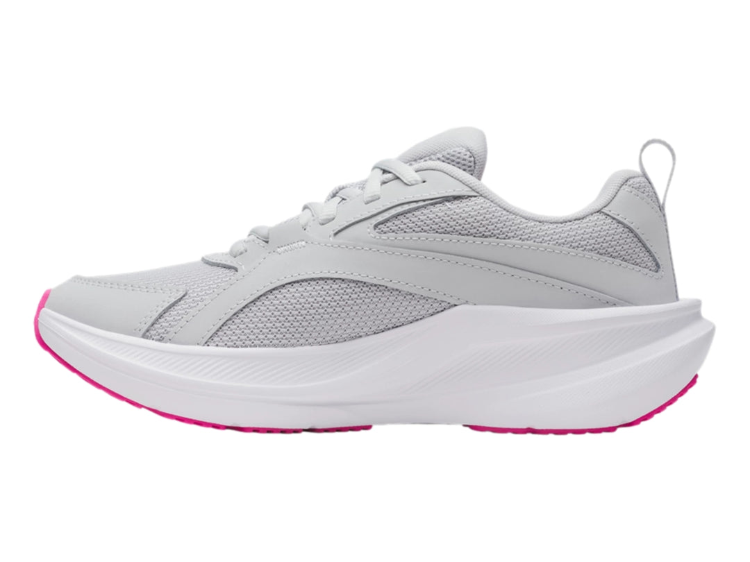 Tenis deportivos Under Armour color gris con suela blanca y detalles en rosa.