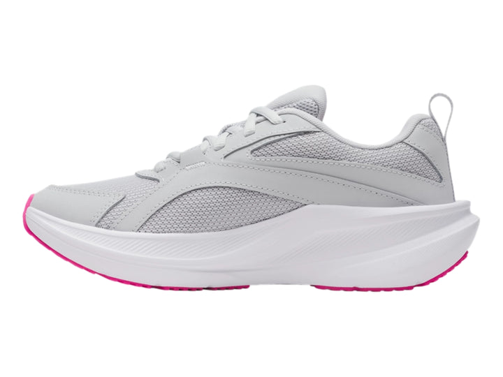 Tenis deportivos Under Armour color gris con suela blanca y detalles en rosa.