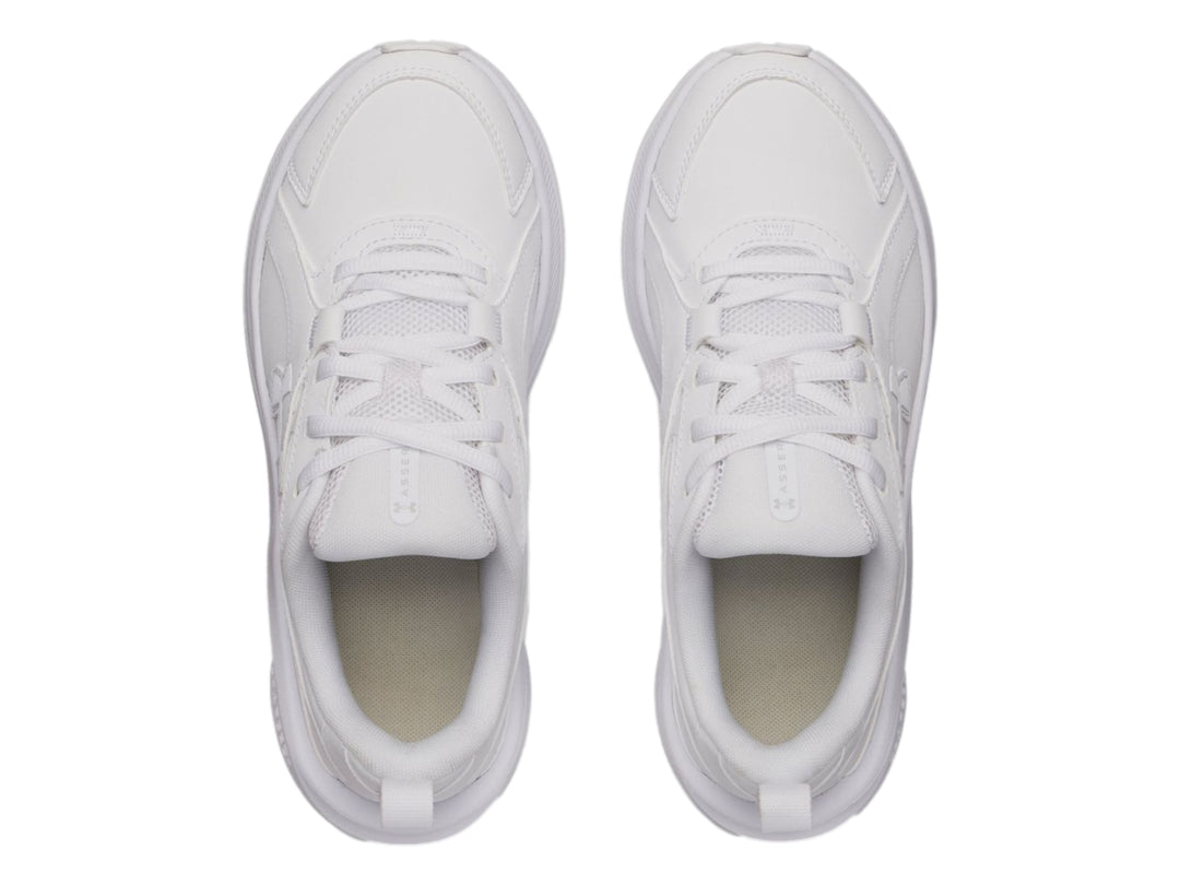 Tenis deportivos Under Armour color blanco para niño con suela robusta y cierre de cordones.