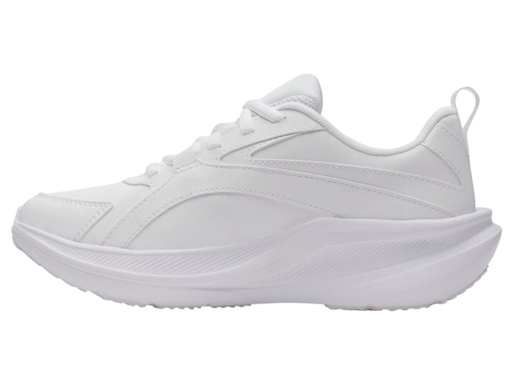 Tenis deportivos Under Armour color blanco para niño con suela robusta y cierre de cordones.