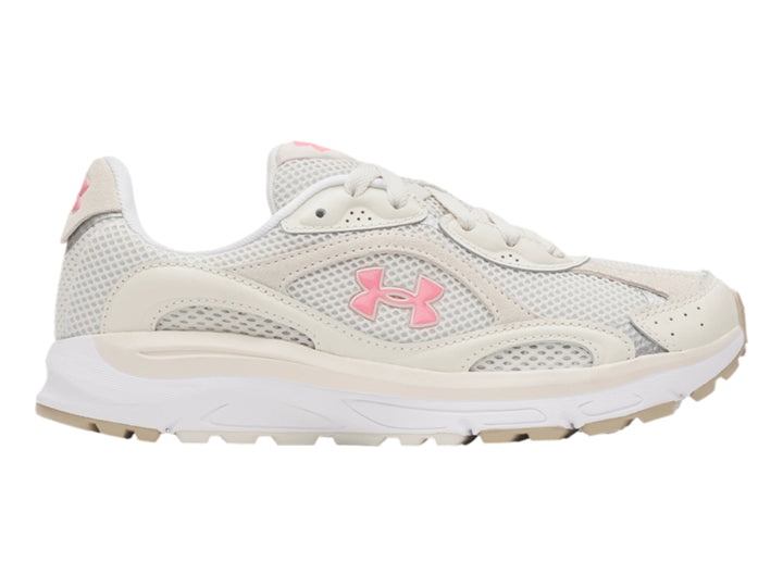 Tenis deportivos Under Armour de color blanco con detalles en rosa y suela blanca.