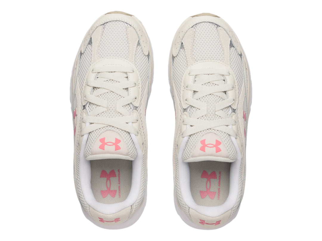 Tenis deportivos Under Armour de color blanco con detalles en rosa y suela blanca.