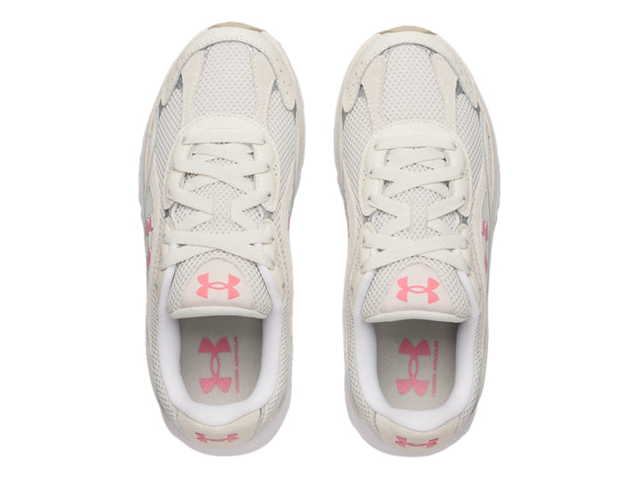 Tenis deportivos Under Armour de color blanco con detalles en rosa y suela blanca.