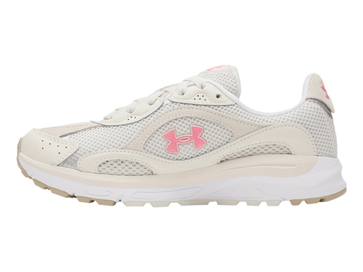 Tenis deportivos Under Armour de color blanco con detalles en rosa y suela blanca.