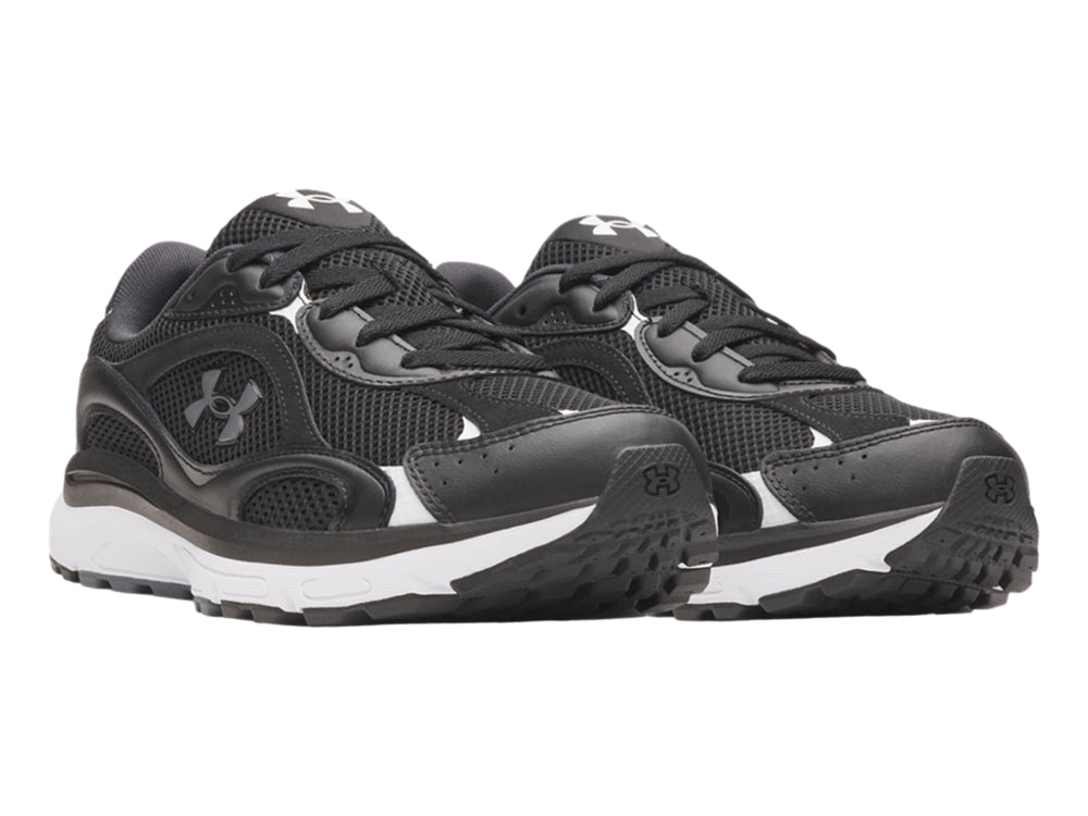 Tenis deportivos Under Armour color negro con suela blanca y detalles en gris.