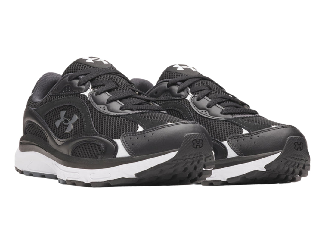 Tenis deportivos Under Armour color negro con suela blanca y detalles en gris.