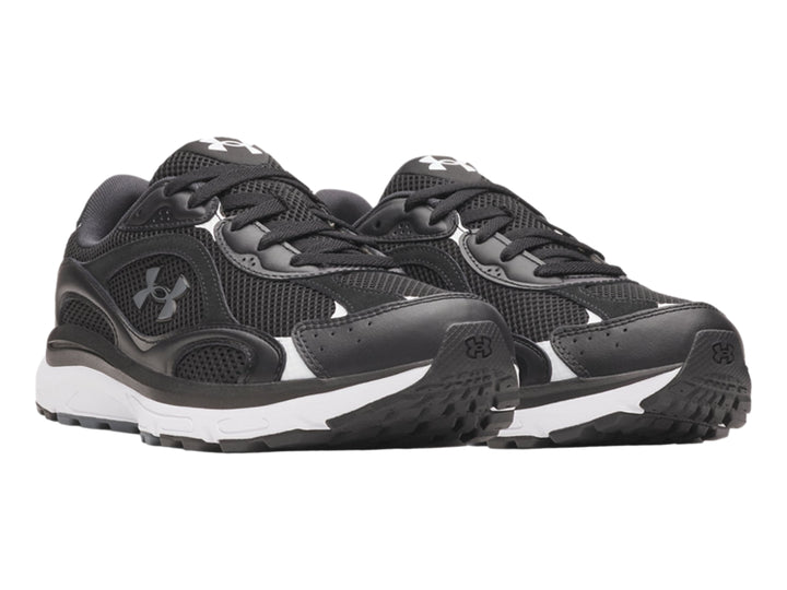 Tenis deportivos Under Armour color negro con suela blanca y detalles en gris.
