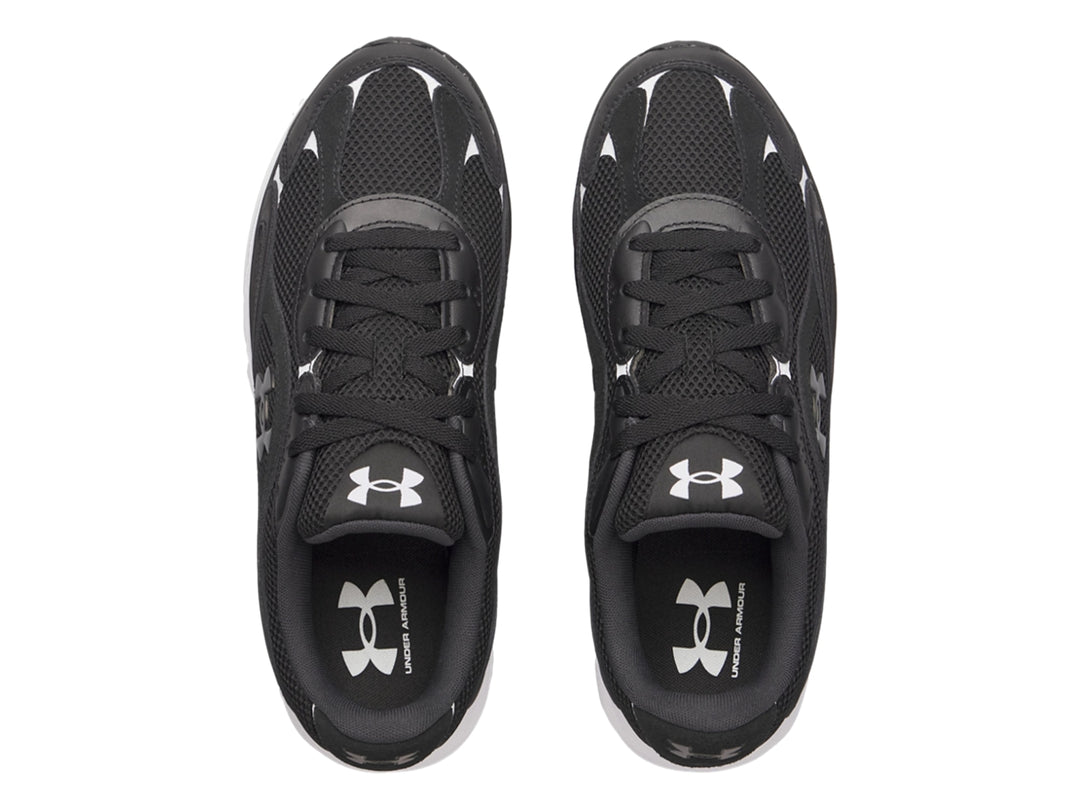 Tenis deportivos Under Armour color negro con suela blanca y detalles en gris.