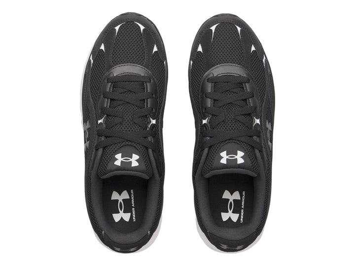 Tenis deportivos Under Armour color negro con suela blanca y detalles en gris.