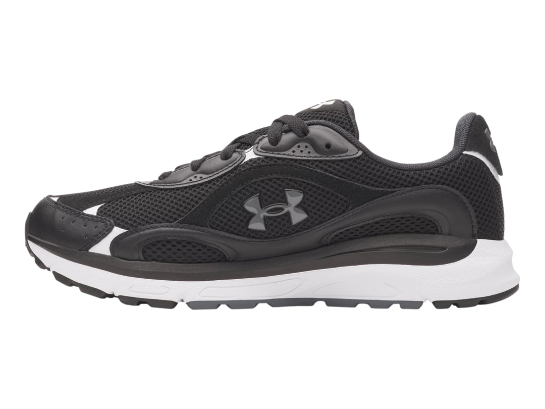 Tenis deportivos Under Armour color negro con suela blanca y detalles en gris.