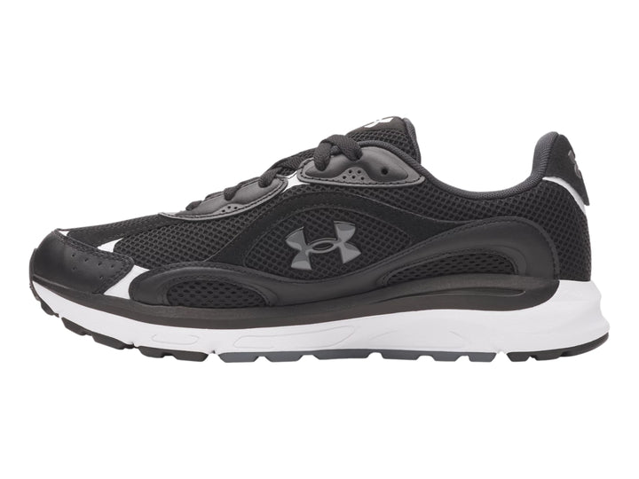 Tenis deportivos Under Armour color negro con suela blanca y detalles en gris.