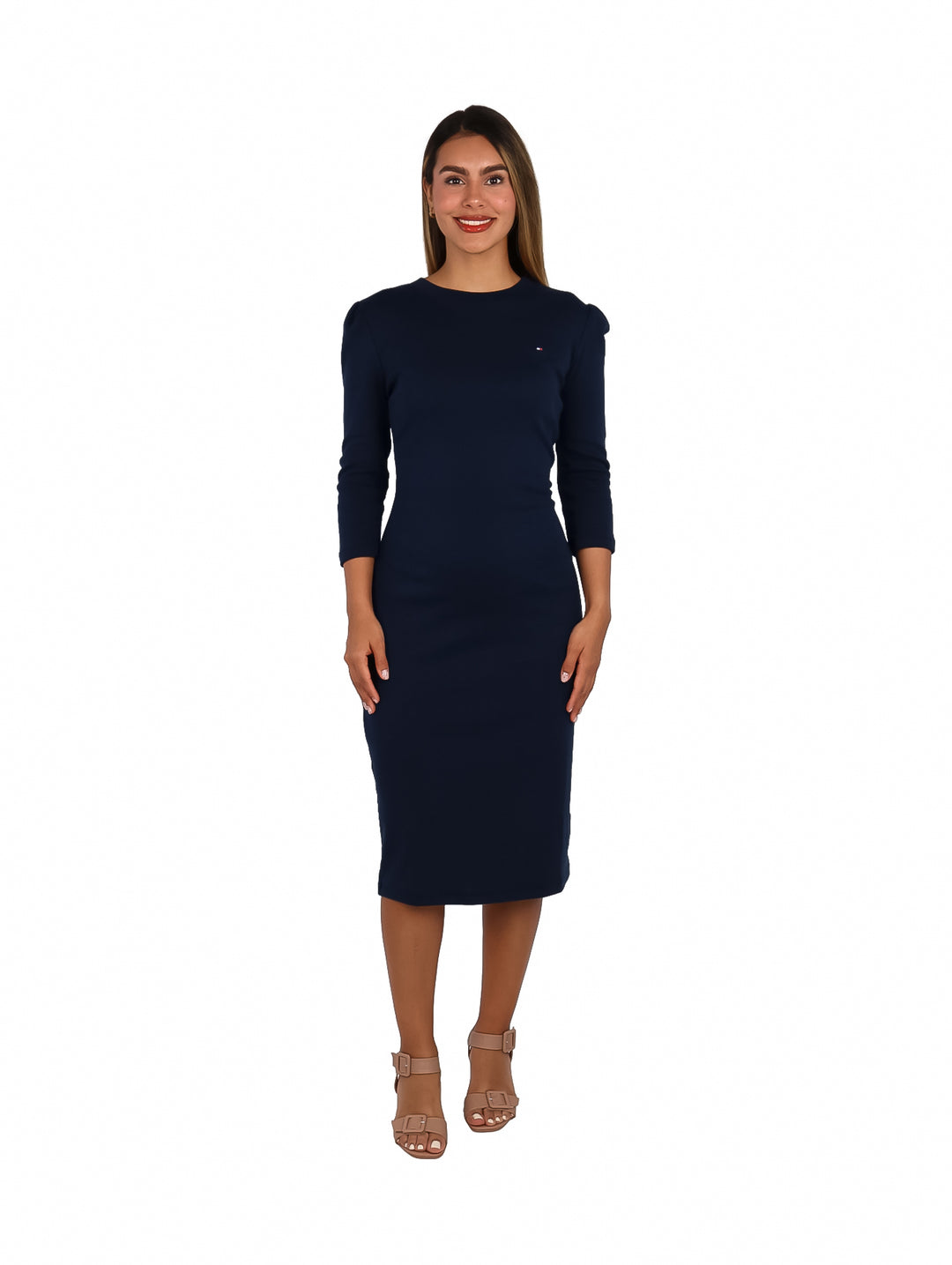 Mujer vistiendo un vestido midi ajustado color azul marino oscuro de la marca Tommy Hilfiger.