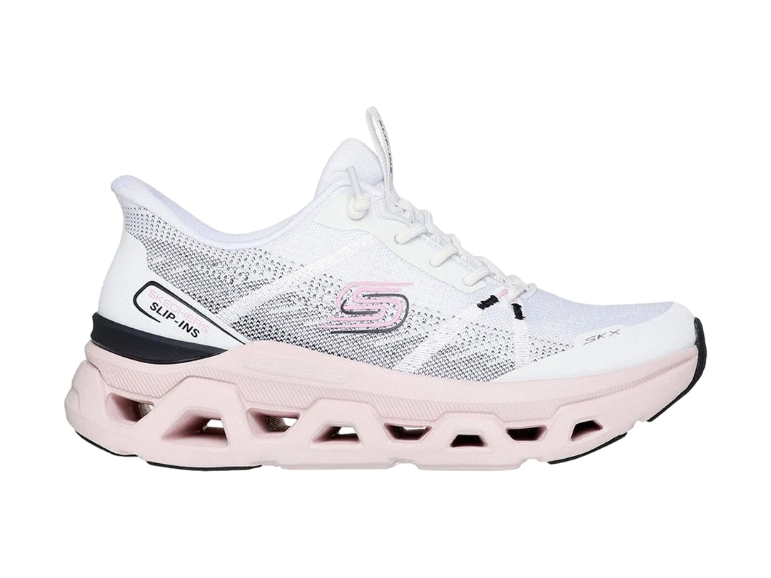 Tenis deportivos Skechers blancos con suela gruesa en color rosa claro y detalles en negro.
